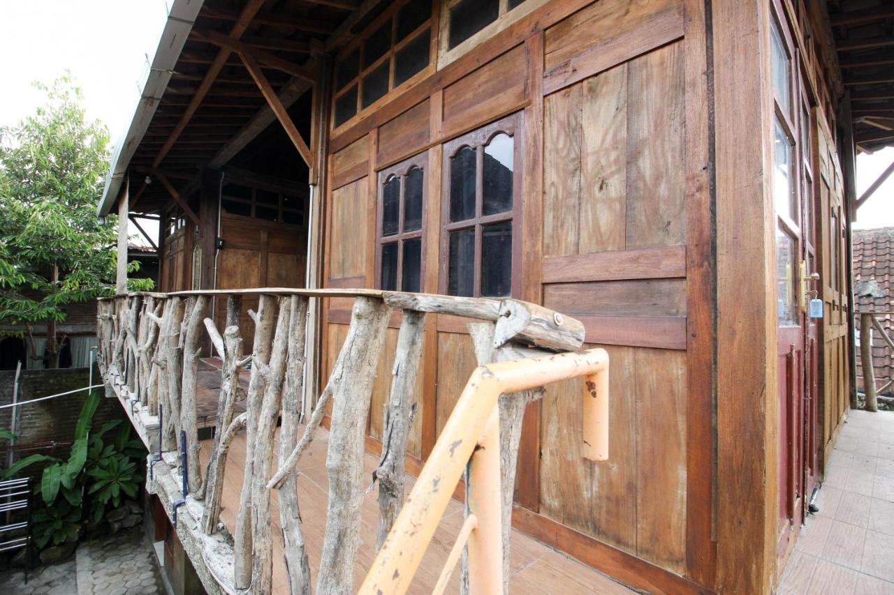 Reddoorz Near Rumah Sakit Wirosaban Salakan Exteriör bild