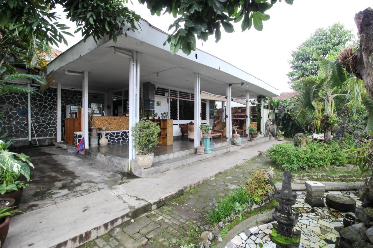 Reddoorz Near Rumah Sakit Wirosaban Salakan Exteriör bild