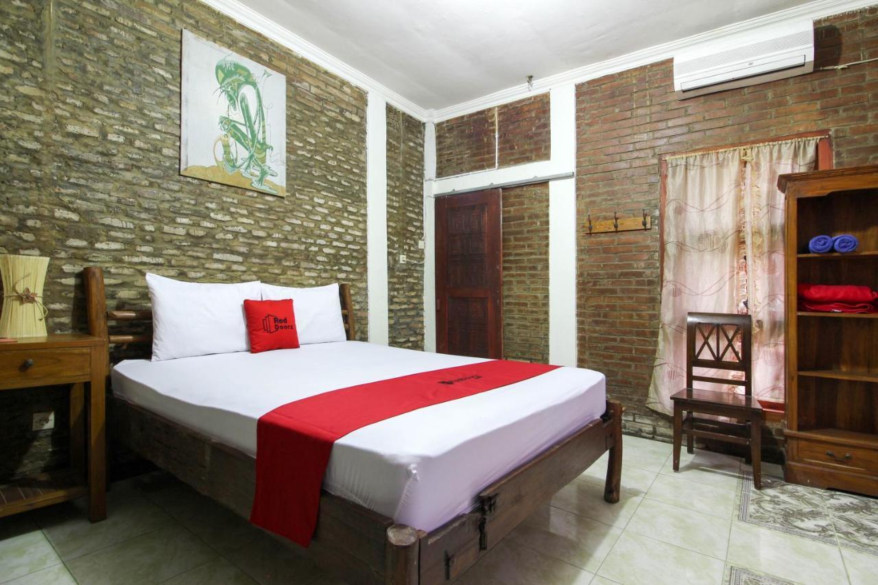 Reddoorz Near Rumah Sakit Wirosaban Salakan Exteriör bild